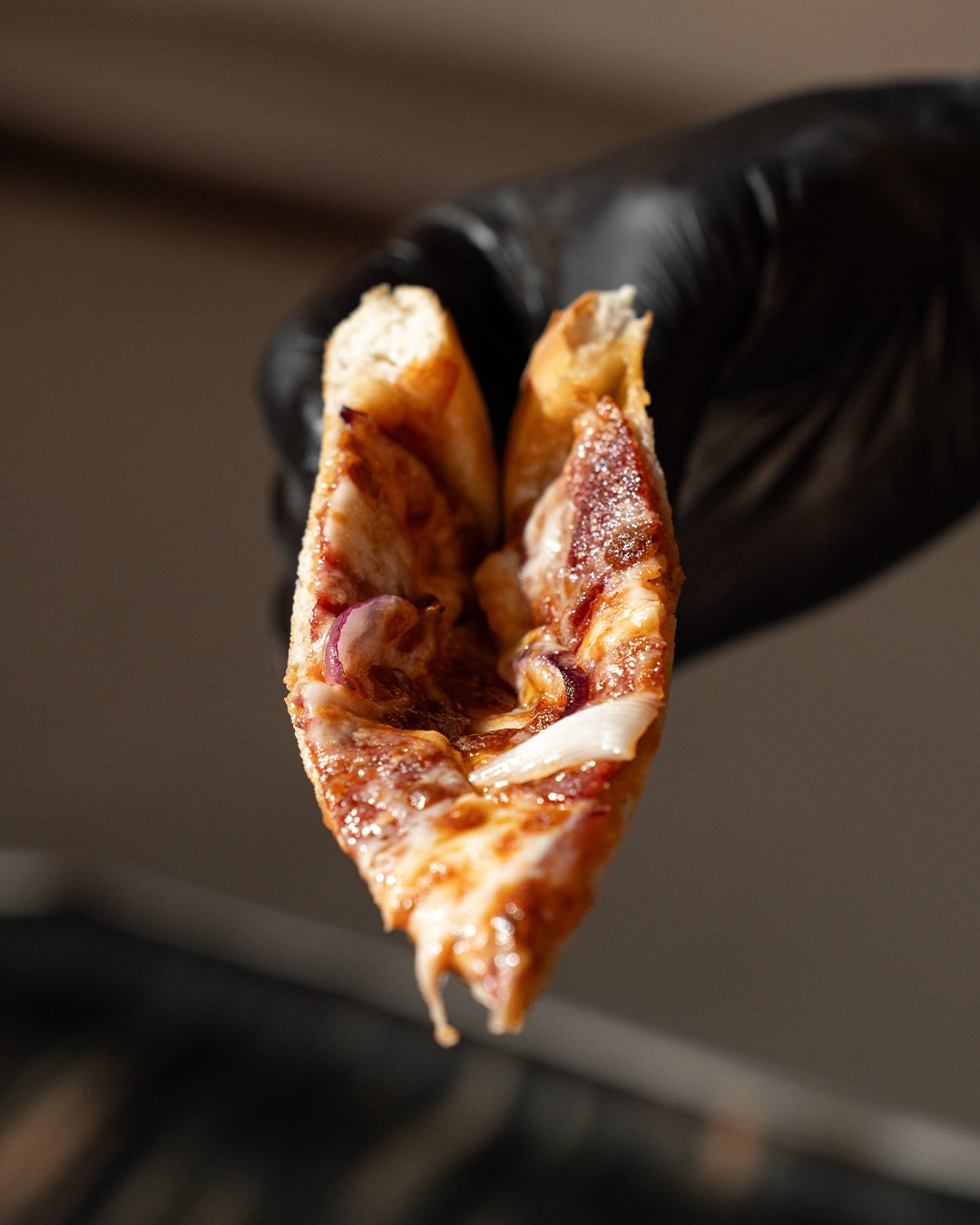Bol malzemeli pizza dilimi
