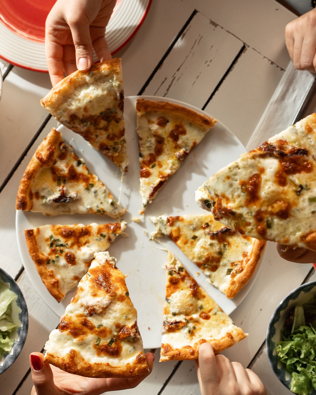 Arkadaşlarla paylaşılan pizza